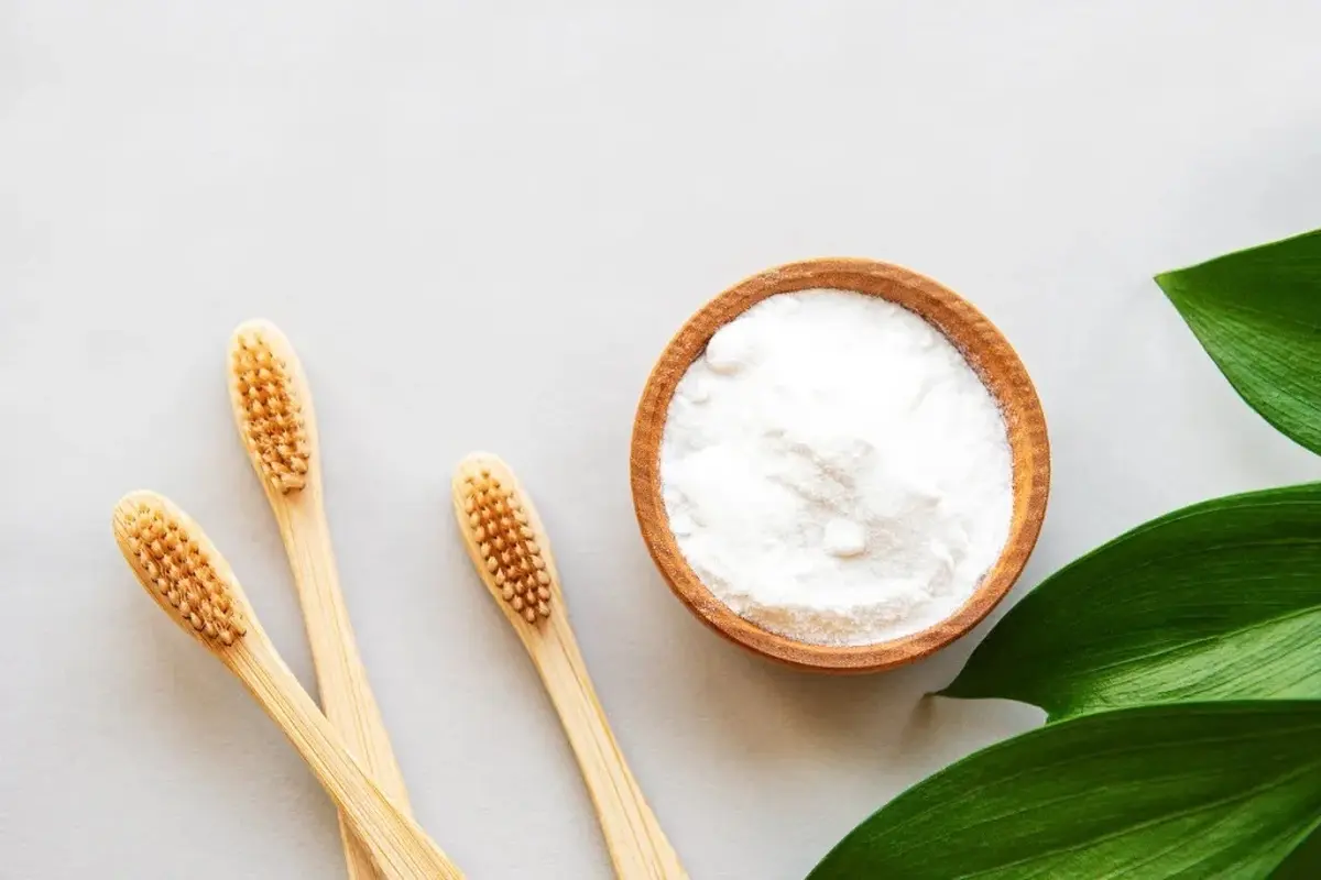 آیا مسواک زدن با جوش شیرین بی‌خطر است؟