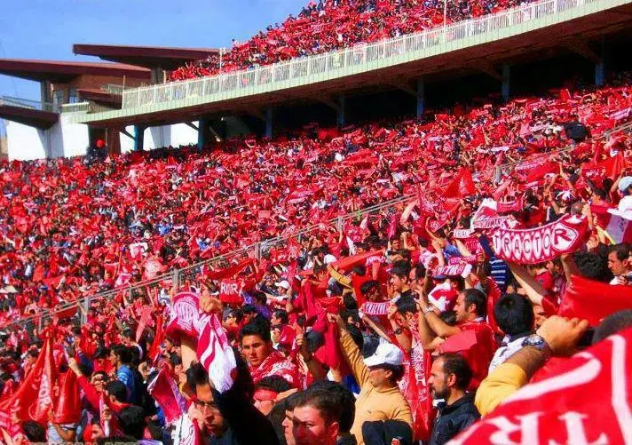 ۲ تماشاگر زن مسابقه پرسپولیس - تراکتور بازداشت شدند
