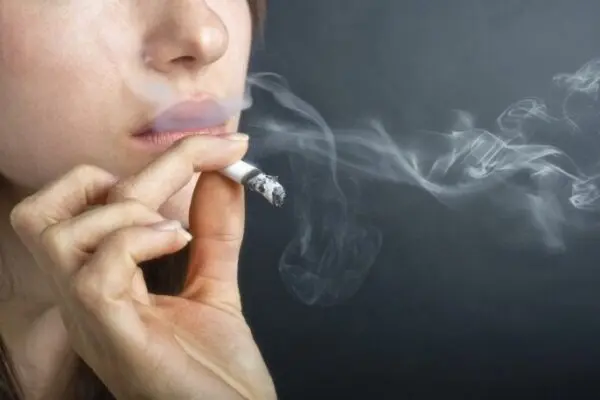  دود سیگار ماندن چه بلایی سر اطرافیان فرد سیگاری می‌آورد؟