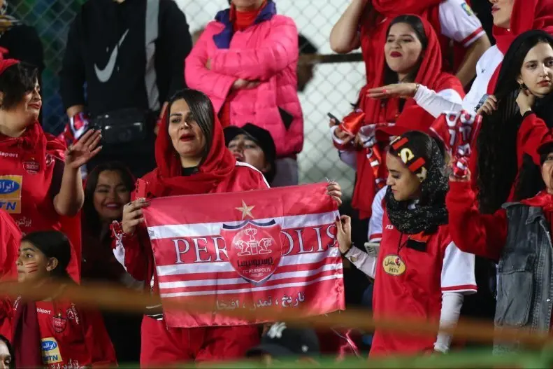 (عکس) پرچم خاص زنان پرسپولیسی در شهر قدس

