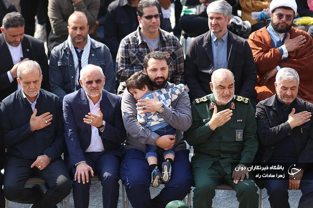 تصویری از فرزند و نوه شهید نیلفروشان در مراسم امروز