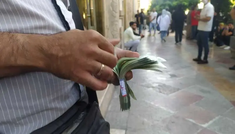 وضعیت داغ و شلوغ در چهارراه استانبول| دلار چند شد