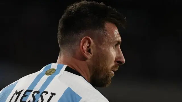 واکنش جالب مسی به پرتاب آب دهان مهاجم پاراگوئه+عکس