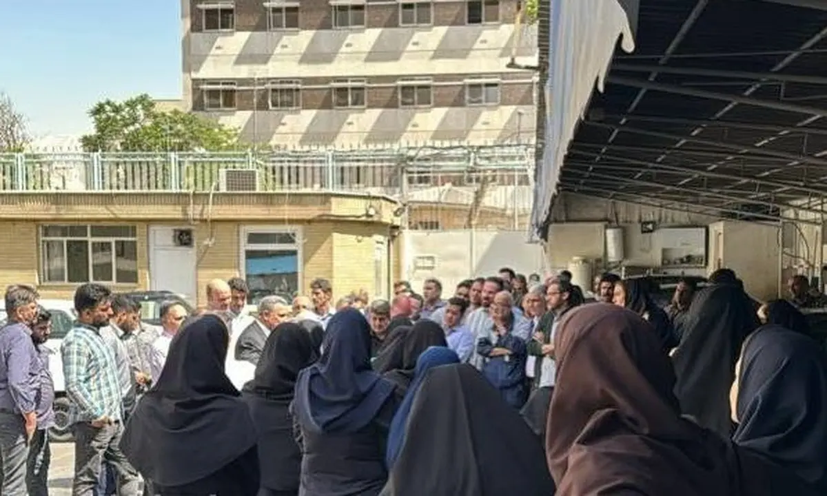 تحصن اعتراض آمیز کارکنان شرکت نفت در تهران


