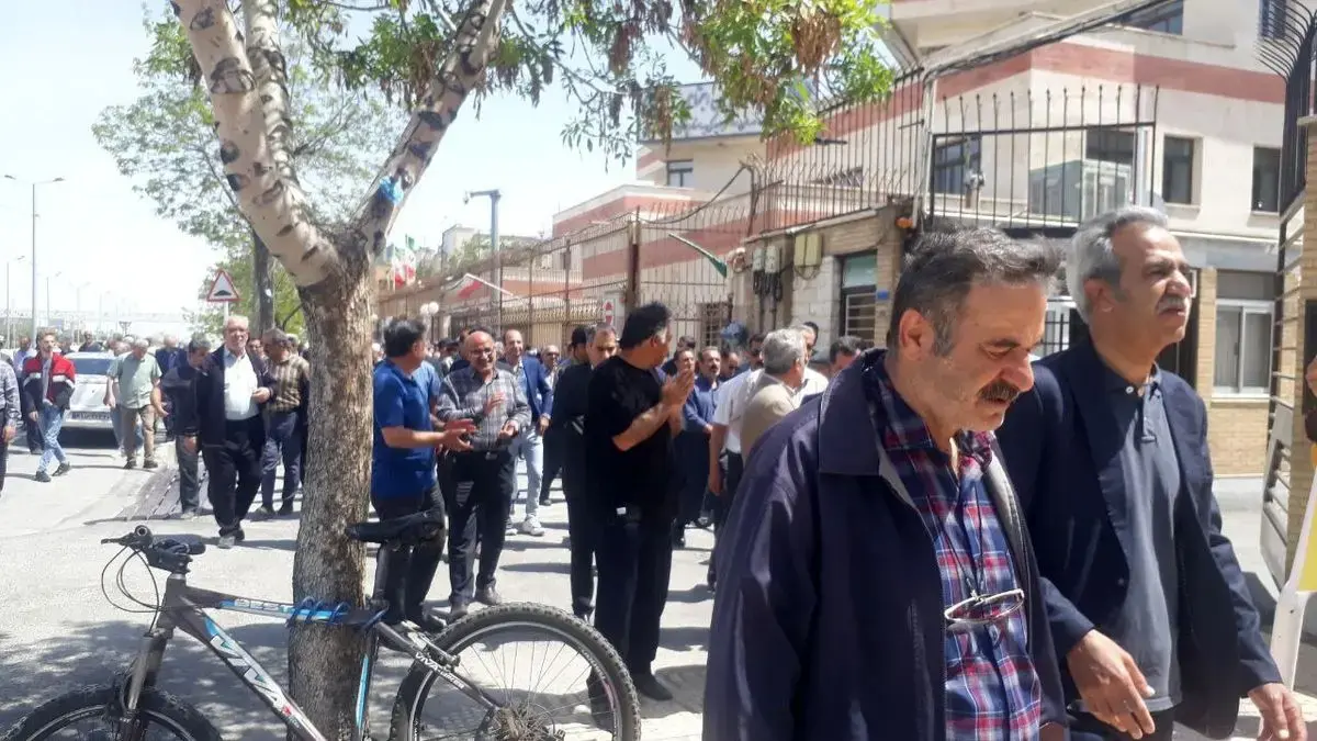 تجمع  اعتراضی بازنشستگان کارگری مقابل ادارات سازمان تامین اجتماعی 