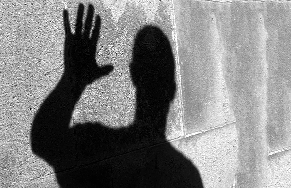 تهیه فیلم سیاه مرد شیطان  صفت از زنان به بهانه استخدام در قالیشویی 