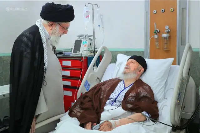 ویدئویی از عیادت رهبر انقلاب با آیتالله مکارم شیرازی در بیمارستان