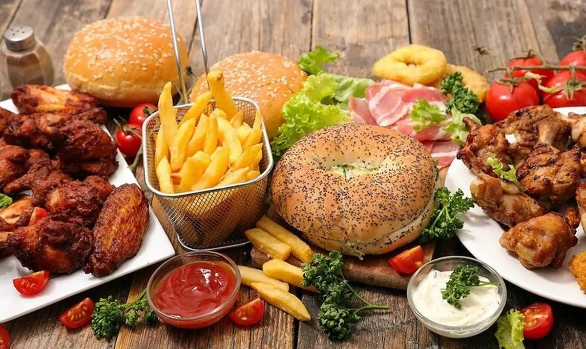 ۶ بلایی که فست فود سر مغز میآورد