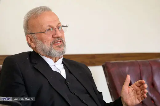 منوچهر متکی:  مسئولان مطالبات مردم را بشنوند/ باید سر افعی را زد