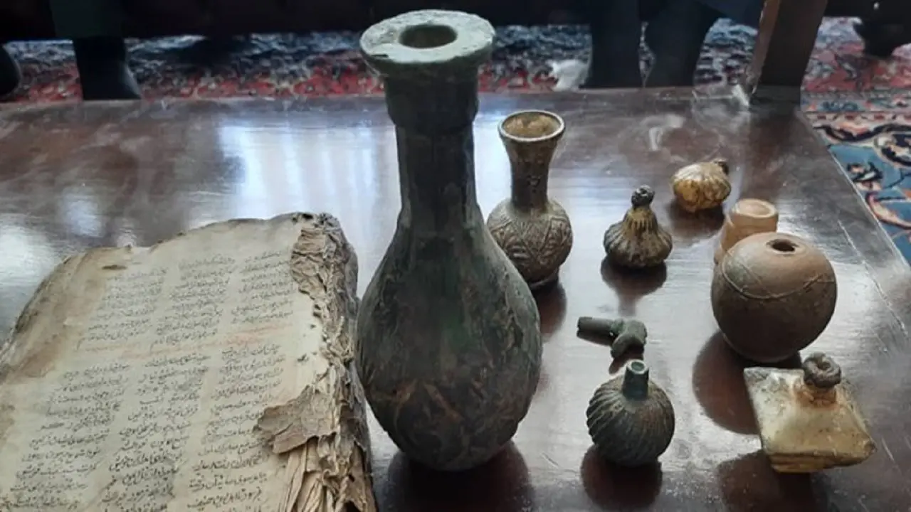 کشف گنج و سنگ قبر تاریخی در یک منزل مسکونی + عکس