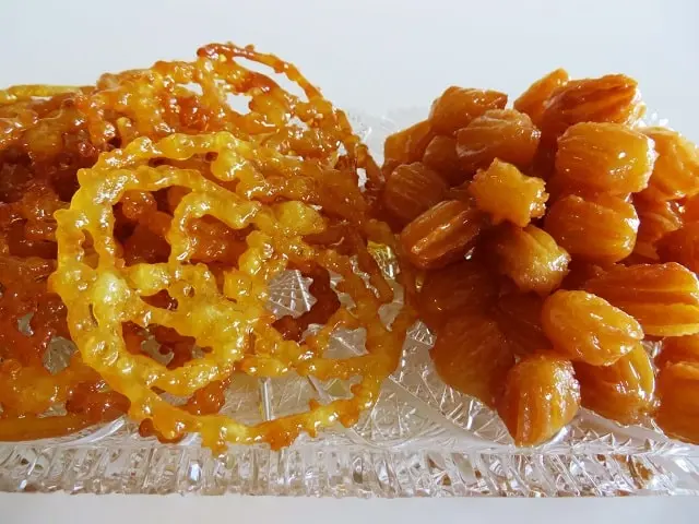 تولید زولبیا و بامیه با شربت معده در یک قنادی بزرگ