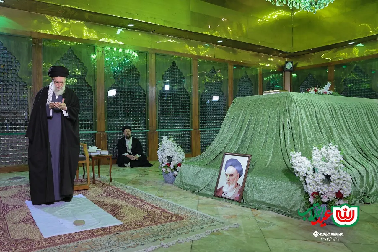 تصویری از حضور رهبر انقلاب در حرم امام خمینی و مزار هاشمی رفسنجانی

