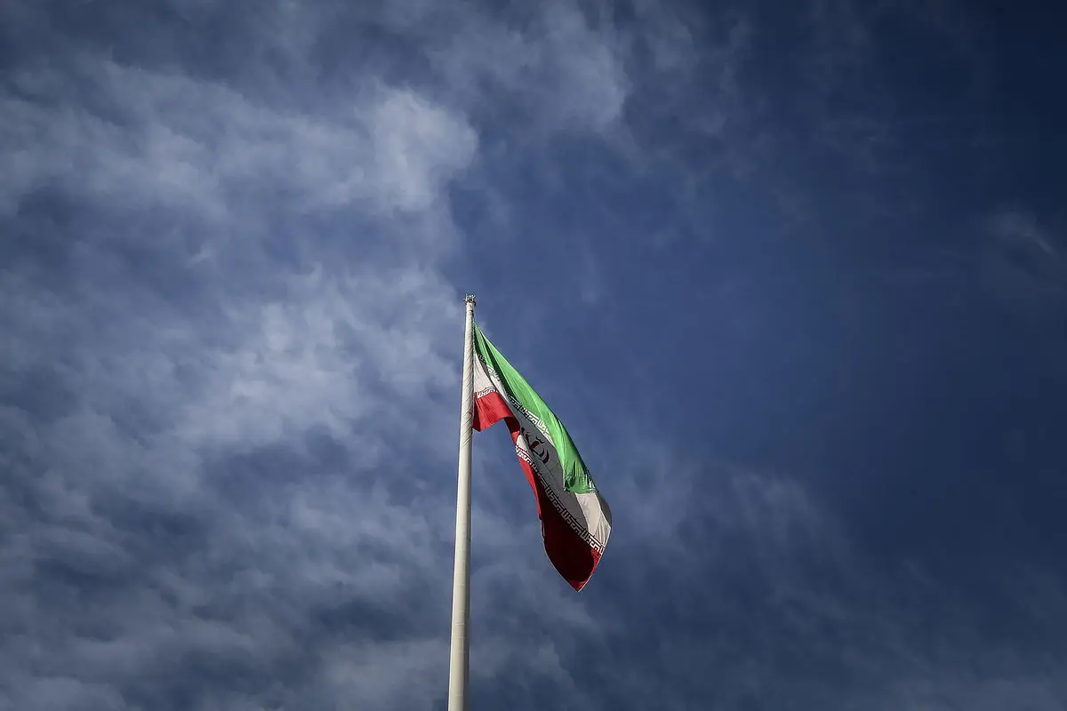  آبروریزی شهرداری تهران؛ نصب بنر با پرچم وارونه‌ ایران
