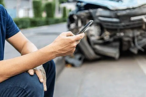 چگونه سرویس خسارت آنی بیمه بازار زمان و هزینه شما را نجات می_دهد؟