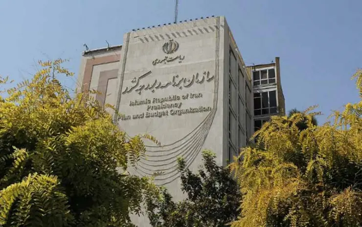 فریاد بازنشستگان معترض پشت درهای سازمان برنامه و بودجه | میرکاظمی کجایی باید پایین بیایی 