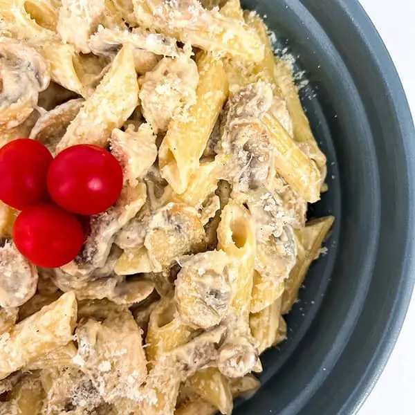 طرز تهیه پاستا خوشمزه و ساده ایتالیایی با مرغ و سس سفید

