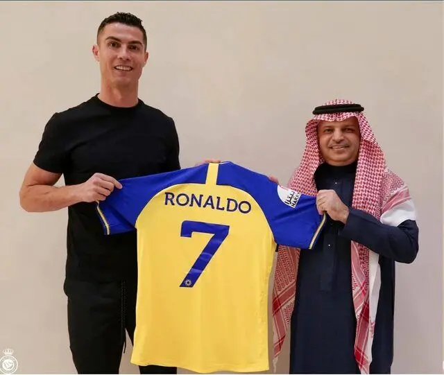 اولین واکنش رونالدو به توافق با النصر 
