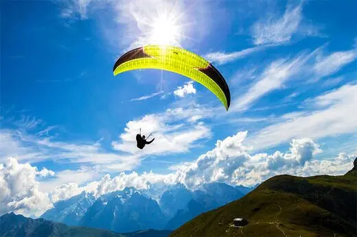 هنرنمایی خطرناک یک پاراگلایدر سوار بوشهری+فیلم
