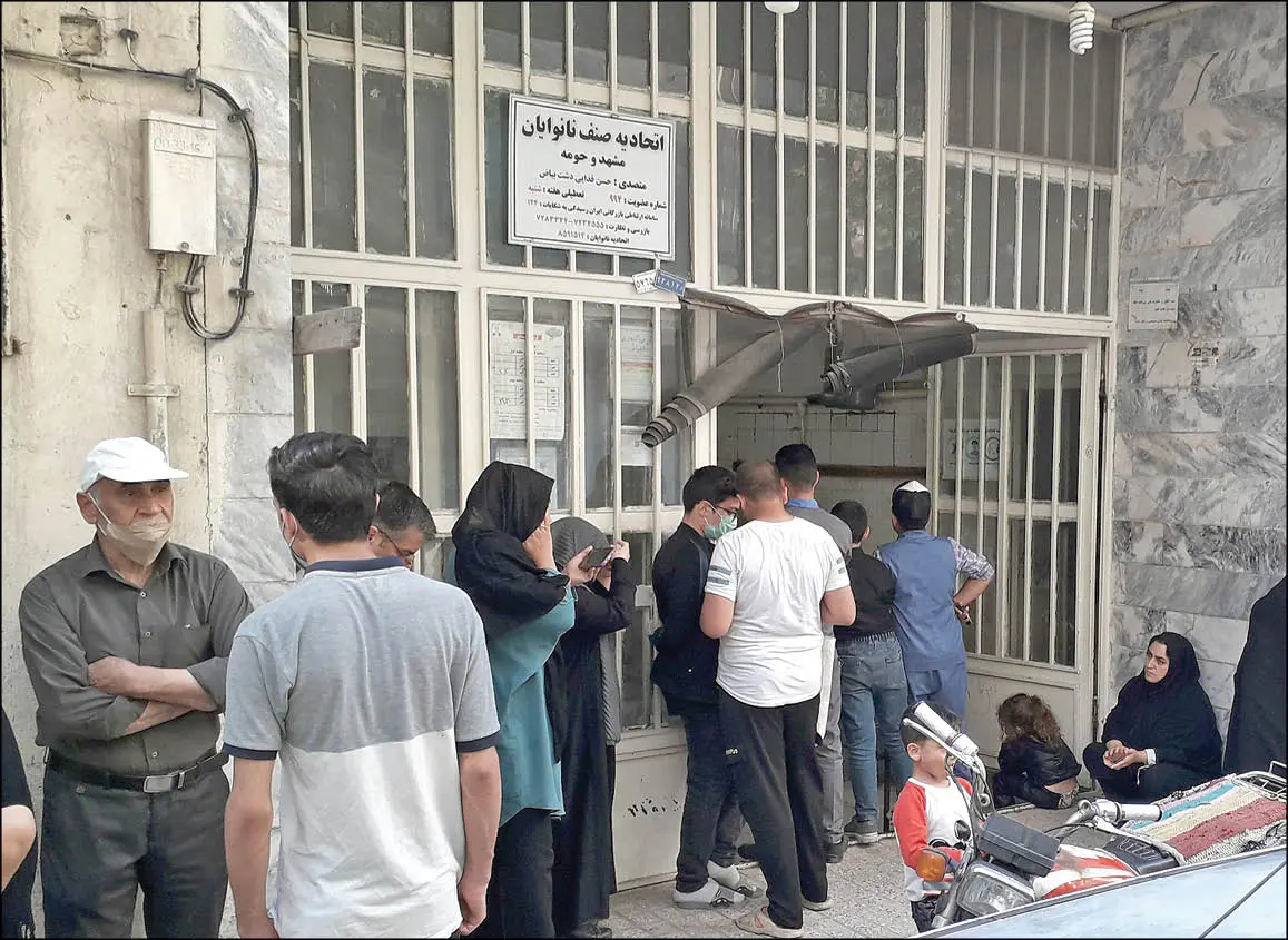 پشت پرده صف های طولانی نان