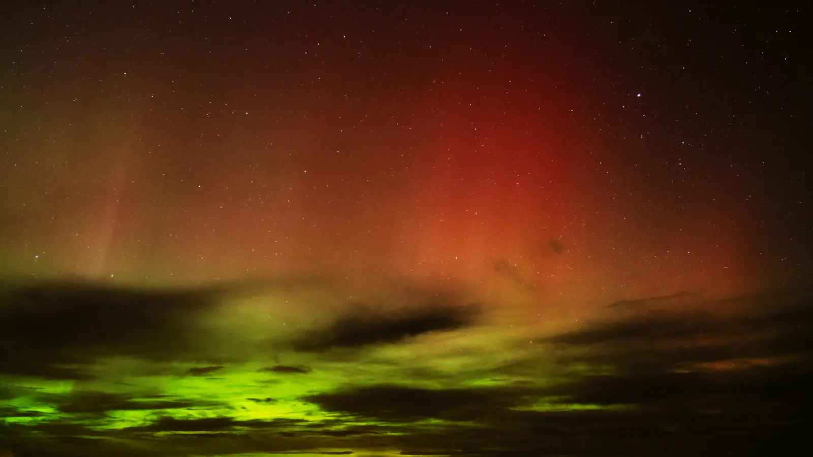 ماجرای جنجالی مشاهده اشیای نورانی عجیب در آسمان چیست؟ + عکس و فیلم