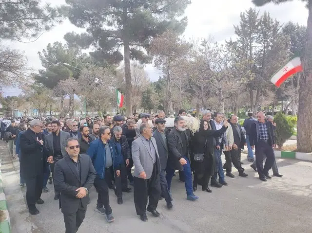 شاعر معروف «۲ کاج» به خاک سپرده شد+عکس