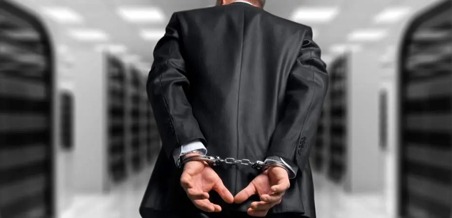 اختلاس ۱۸۰۰ میلیاردی کارمند بانک در فارس