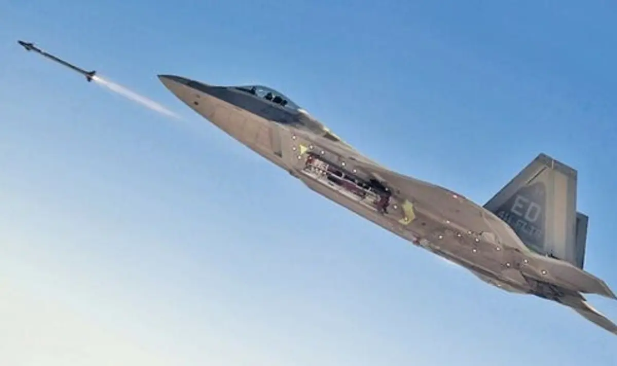 موشکی که اف ۲۲ آمریکایی به بالون چینی شلیک کرد