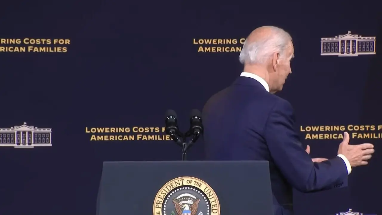 جو بایدن دوباره با افراد خیالی دست داد! | ببینید 