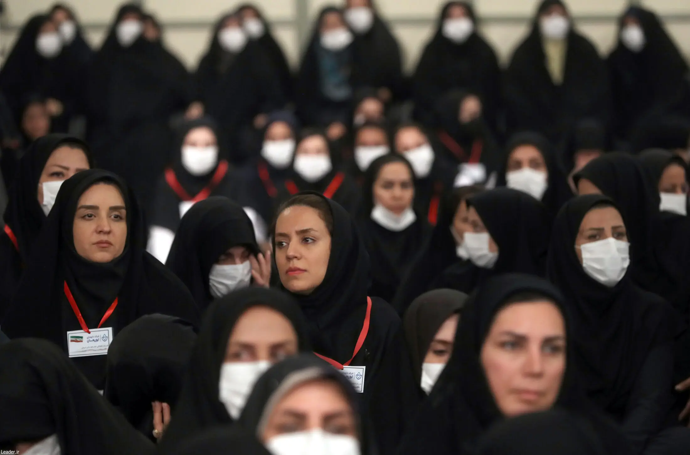 پوشش متفاوت چند زن در حضور رهبر انقلاب