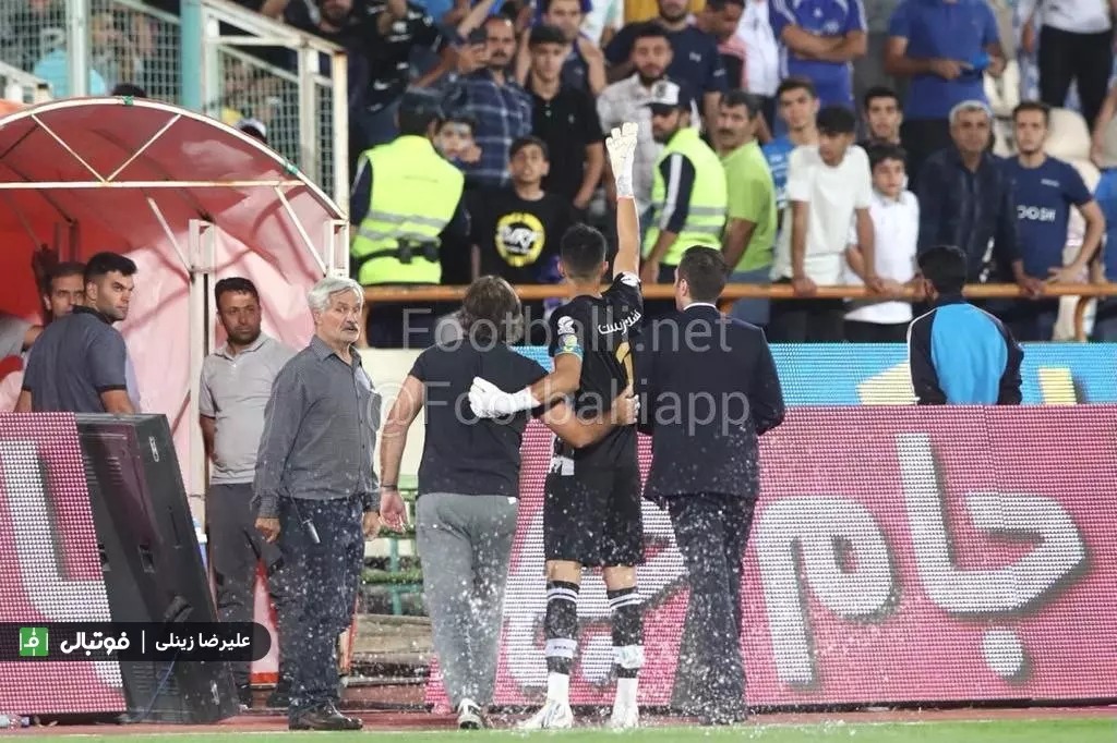 حمله استقلالی‌ها به ساپینتو با بطری آب!