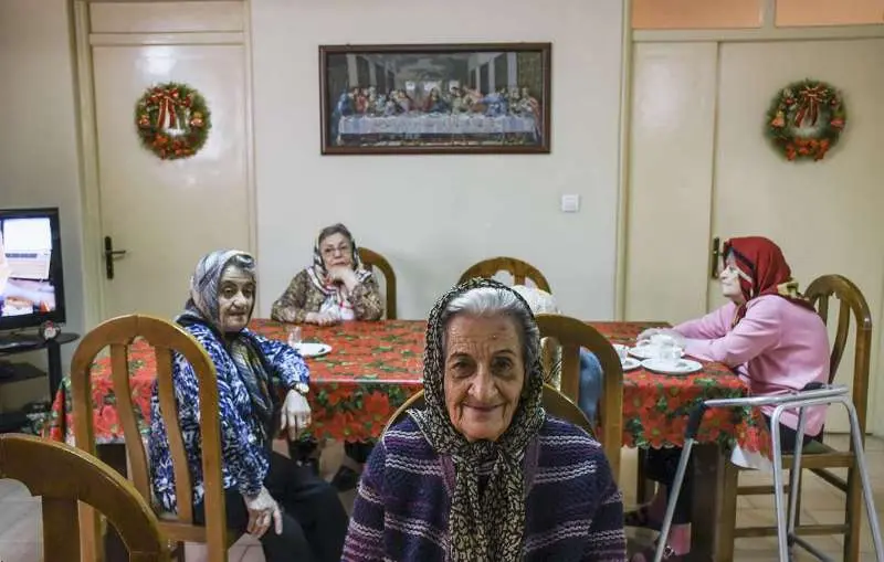 زنان تنهای سالمند ۴ برابر مردان هستند