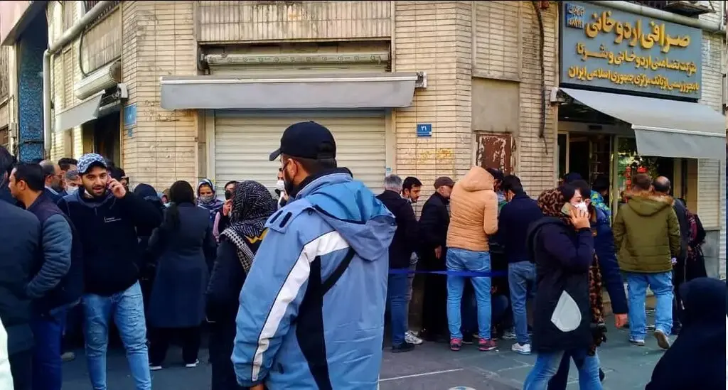 تشکیل دوباره صف‌های طولانی مقابل صرافی‌ها | در فردوسی چه خبر است؟