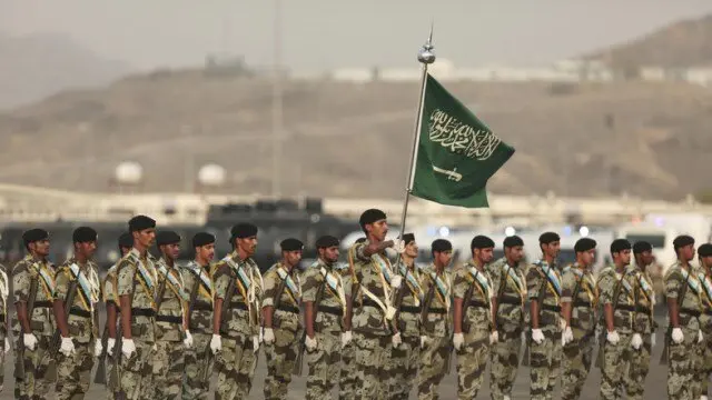 افسران زن در رژه نیروهای نظامی در عربستان! + عکس