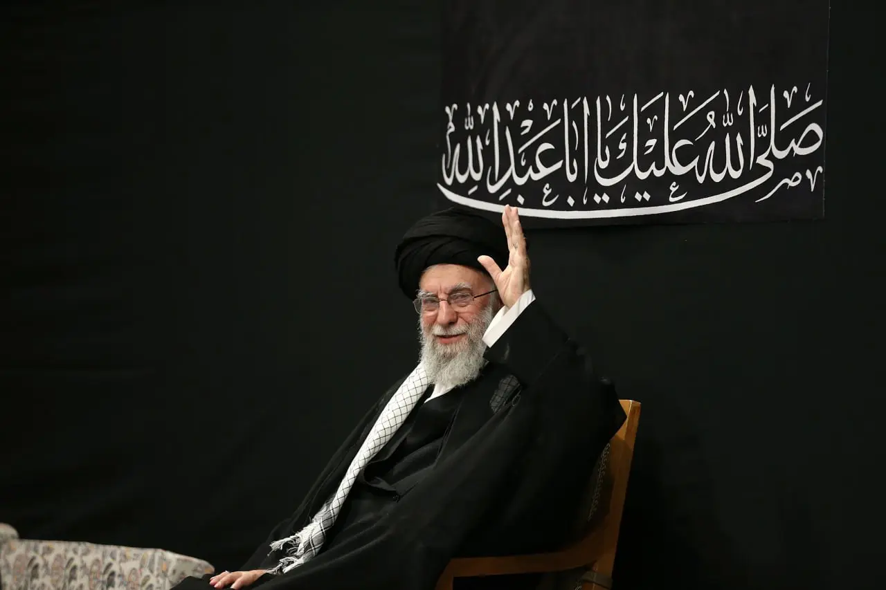 عکس معنادار و  بدون عصای رهبری در مراسم شب عاشورا
