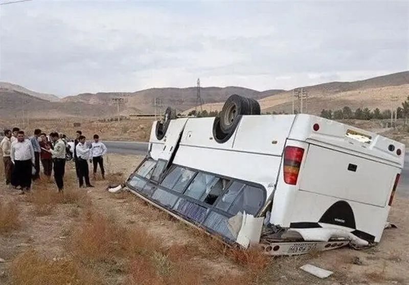 واژگونی مرگبار اتوبوس در اصفهان؛ ۳ نفر کشته شدند