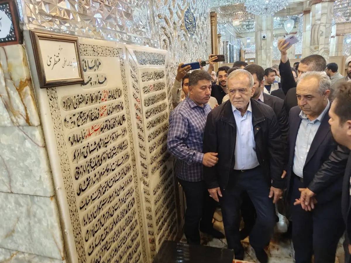 قرائت فاتحه پزشکیان بر سر مزار آیت‌الله منتظری

