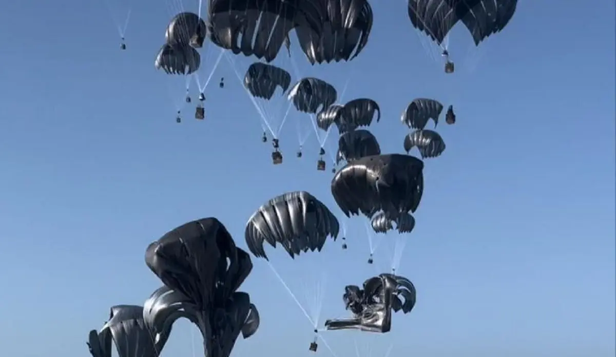 سقوط آزاد برخی بسته‌های کمک‌های بشردوستانه از آسمان غزه به دلیل باز نشدن چتر‌ها+فیلم
