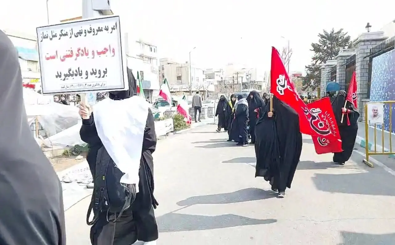 تجمع زنان کفن‌پوش مقابل مجلس برای اجرای قانون عفاف و حجاب + عکس

