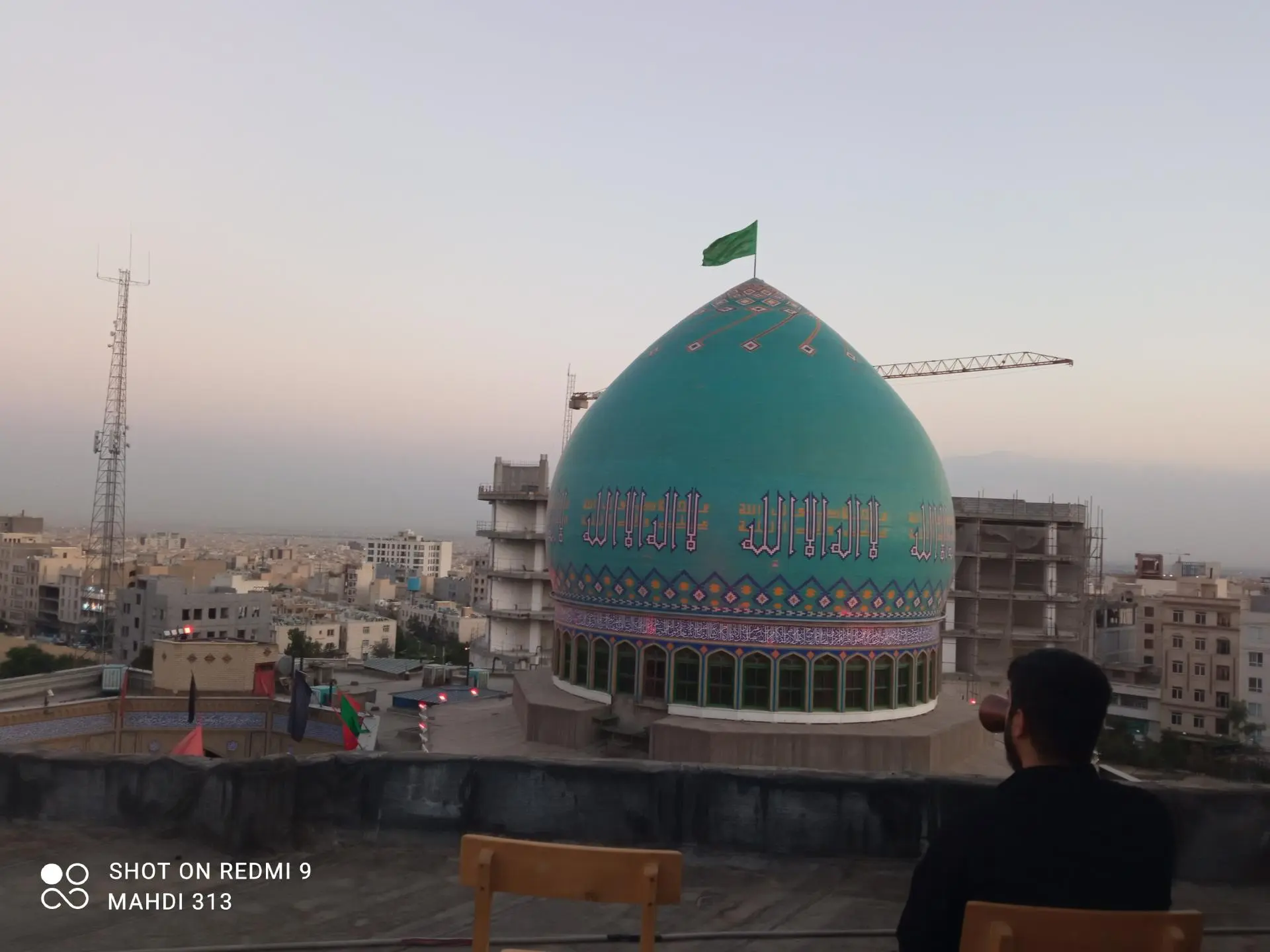 حمله جمعی از طلاب با چوب به مدرسه علمیه آیت الله اشرافی اصفهانی/  حوزه علمیه شهید محراب منحل شد
