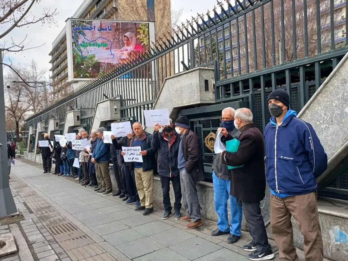 بازنشستگان معترض بازهم به خیابان آمدند!
