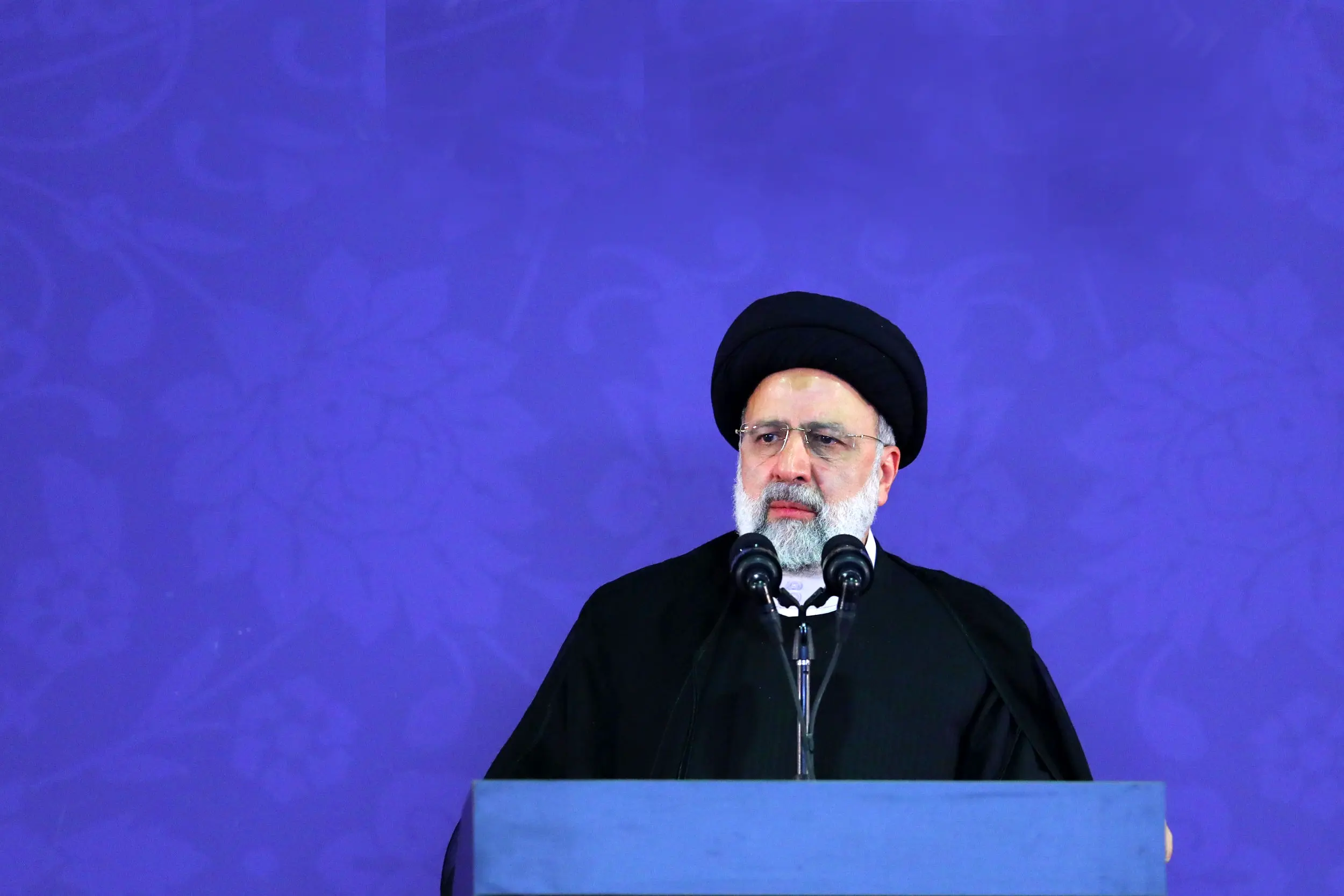 عکس عجیب رئیسی خبرساز شد + ببینید