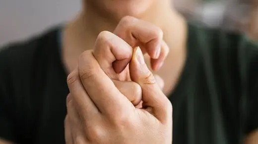 هشدار به کسانی که عادت به شکستن قلنج دارند