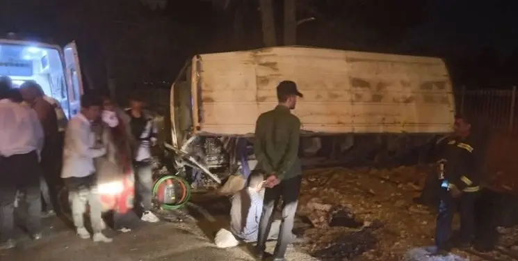 حادثه مرگبار در شیراز/ یک مینی‌بوس واژگون شد
