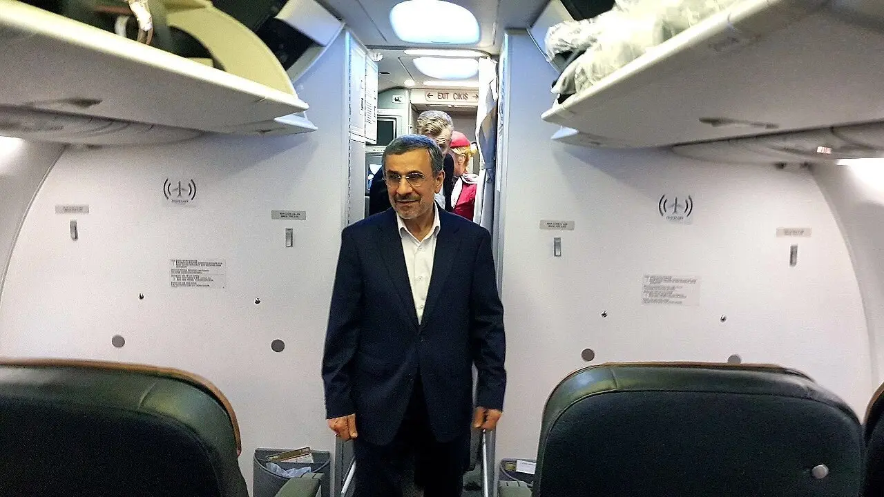تیپ و همراهان محمود احمدی نژاد هنگام بازگشت به ایران + عکس