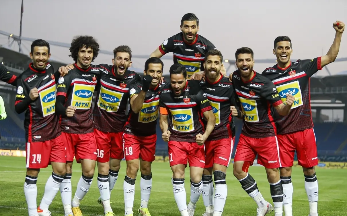لوگوی باشگاه پرسپولیس را می‌بوسم | چیزی جز قهرمانی نمی‌خواهیم
