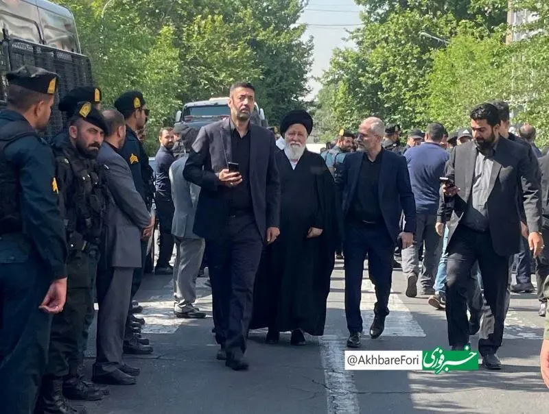 گریه  علم‌الهدی در هنگام خواندن نماز بر پیکر دامادش 
