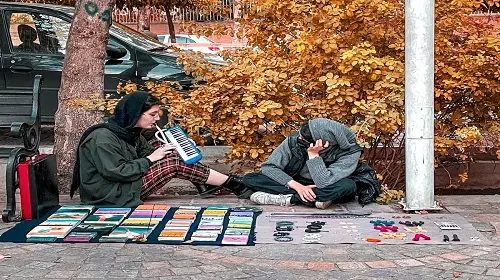 عجیبترین تصویر از دختران دستفروش شهر