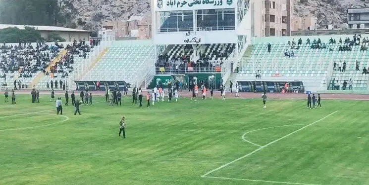 کتک زدن داور در بازی خیبر و داماش/ بازی نیمه تمام ماند