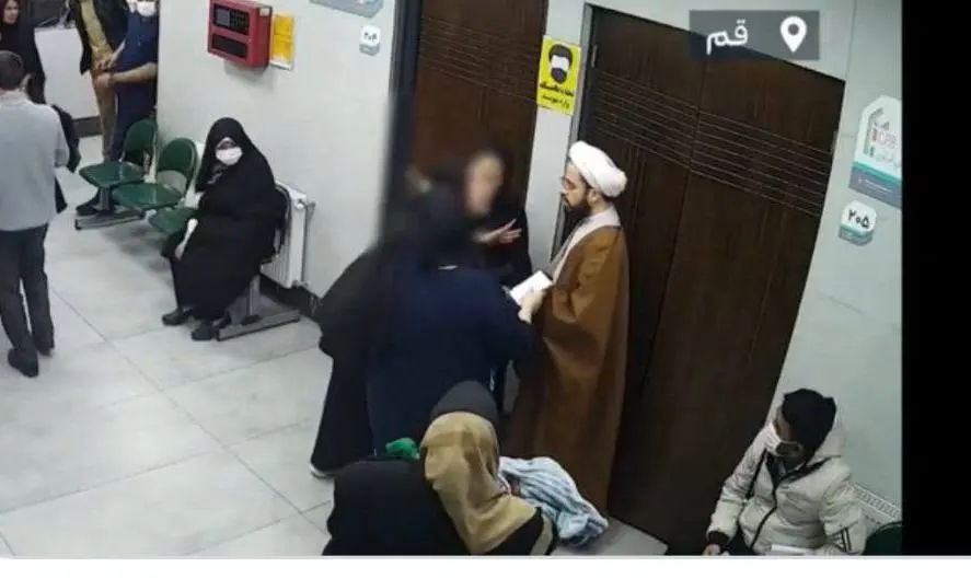 ماجرای ویدیویی که دیروز از یک درمانگاه در قم منتشر شد؛جزییات درگیری یک روحانی و یک خانم
