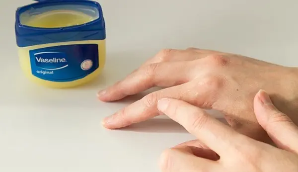 وازلین برای پوست؛ خوب است یا بد؟
